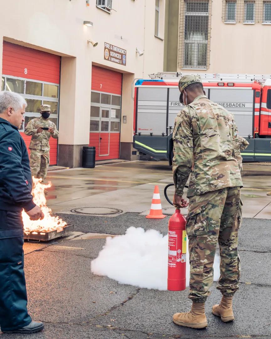 Exercice d'utilisation d'un extincteur lors d'une formation à la sécurité incendie
